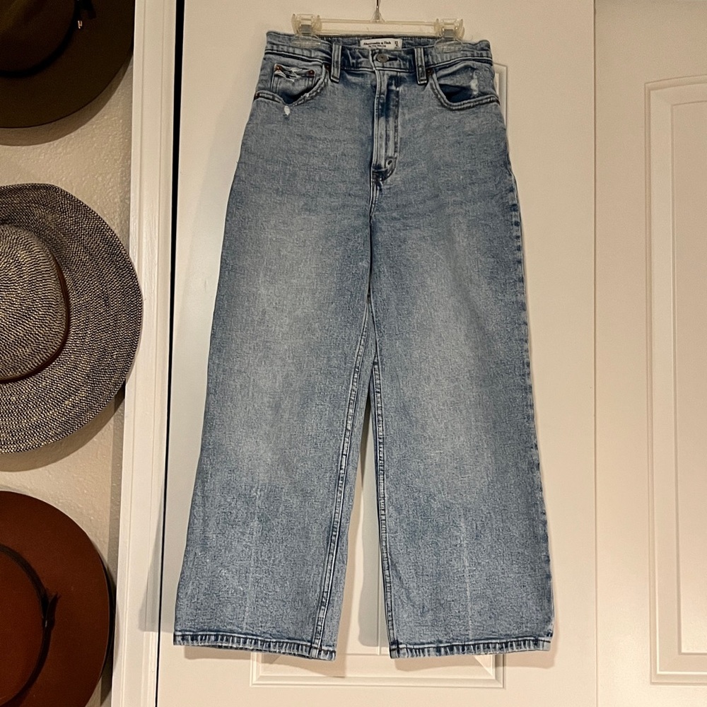 A&F The Crop Wide Leg Ultra High Rise Jeans Size 27/4s